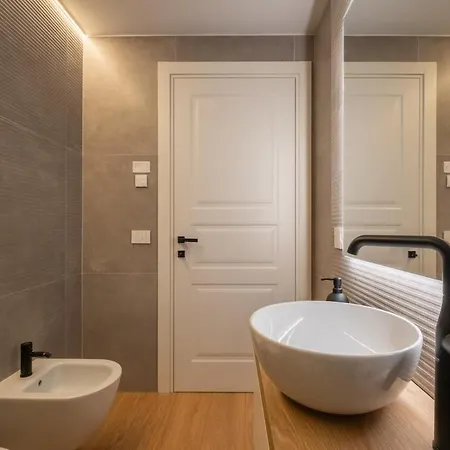 Daire Amo Apartment- Design & Balcone -residenza Alfieri