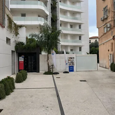 Amo Apartment- Design & Balcone -residenza Alfieri Daire *